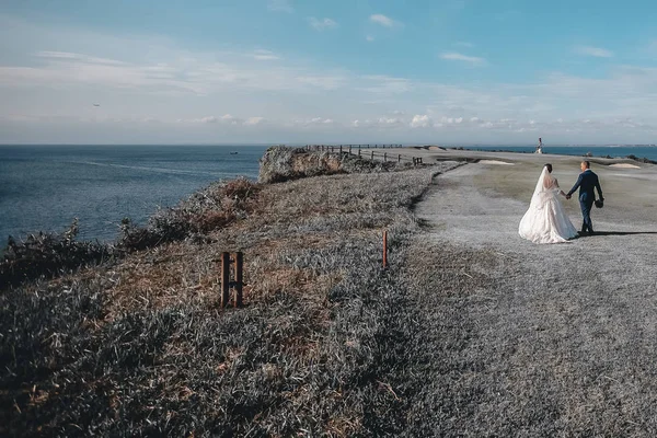 Жених Невеста Гуляют Набережной — стоковое фото