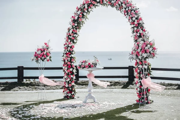 Красивые Свадебные Украшения Цветочной Аркой — стоковое фото