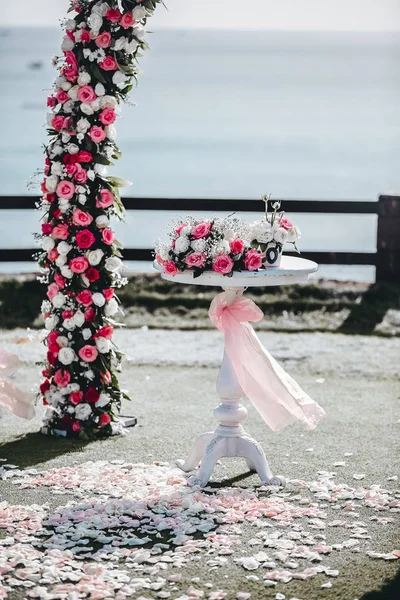 Красивые Свадебные Украшения Цветочной Аркой — стоковое фото