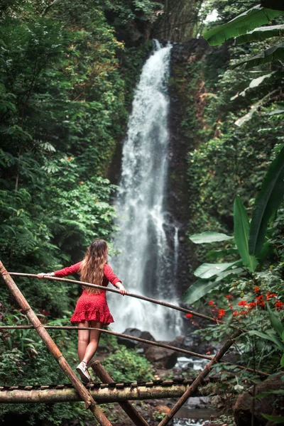 Jeune Femme Robe Rouge Face Cascade Munduk Bali Indonésie — Photo