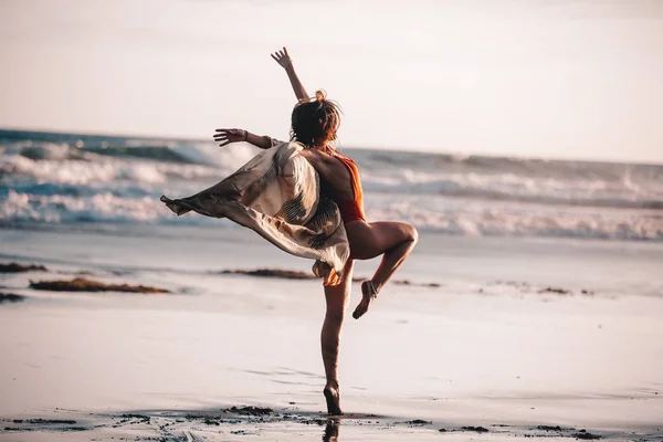 Молодая Женщина Оранжевом Купальнике Плаще Танцует Закате Моря — стоковое фото
