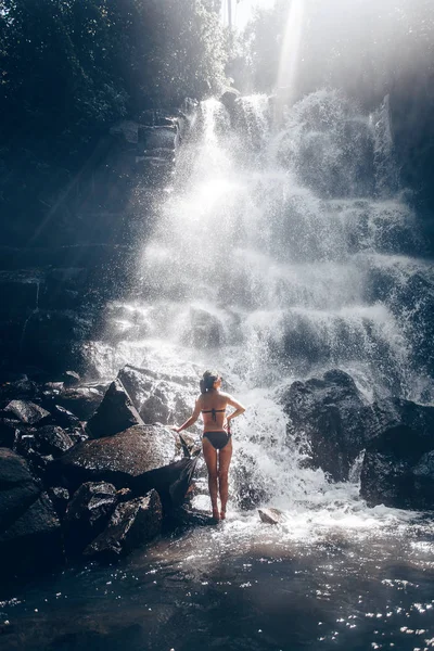 Ein Mädchen Badeanzug Steht Unter Einem Kanto Lampo Wasserfall Bali — Stockfoto