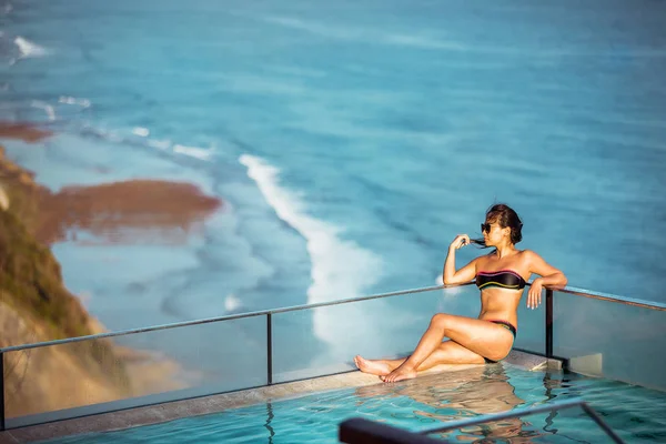 Mädchen Schwimmt Hotelpool Ber Dem Meer Edge Bali Uluwatu Bali — Stockfoto