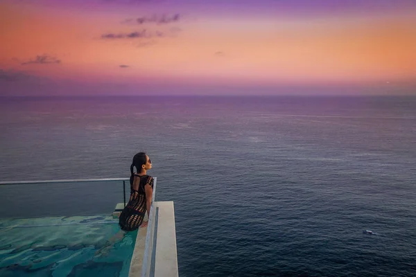 Girl Swims Hotel Pool Sea Edge Bali Uluwatu Bali Indonesia — Stock Photo, Image