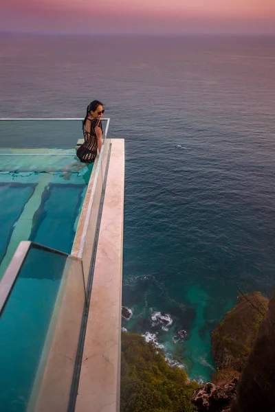 Mädchen Schwimmt Hotelpool Ber Dem Meer Edge Bali Uluwatu Bali — Stockfoto