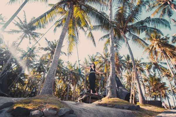 Güneşin Altında Palmiye Ağaçlarının Arasında Bir Kadın — Stok fotoğraf