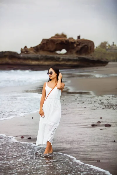 Dívka Bílých Šatech Kráčí Podél Pobřeží Yeh Ganga Pláž Bali — Stock fotografie