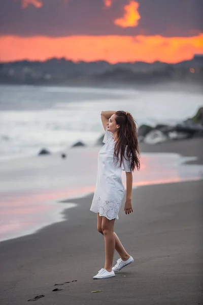 Ein Mädchen Weißen Kleid Spaziert Strand Von Sanur Entlang Bali — Stockfoto