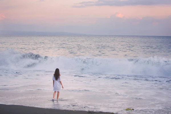 Ein Mädchen Weißen Kleid Spaziert Strand Von Sanur Entlang Bali — Stockfoto