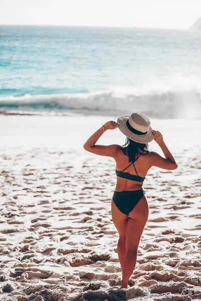 Siyah Bikinili Bir Kız Kar Beyazı Bir Plajda Duruyor Eli — Stok fotoğraf