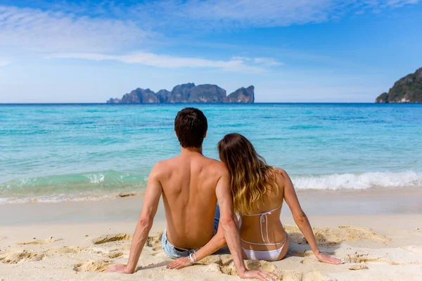 Par Badkläder Sitter Sandstrand Och Tittar Havet Med Blå Himmel — Stockfoto