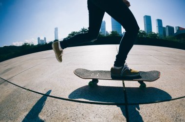 Kaykay gündoğumu City ile pratik kadın