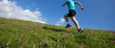 dağ çayır üzerinde çalışan kadın runner