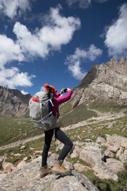 yüksek irtifa dağlar hiking sırt çantası ile kadın uzun yürüyüşe çıkan kimse