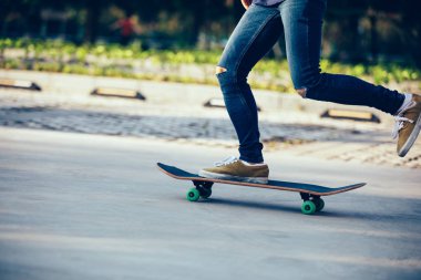 Kaykaycı sakteboarding otopark üzerinde inage kırpılmış