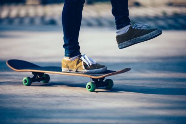 Kaykaycı sakteboarding otopark üzerinde inage kırpılmış