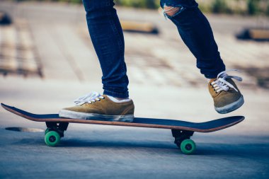 Kaykaycı sakteboarding otopark üzerinde inage kırpılmış