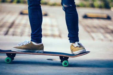Kaykaycı sakteboarding otopark üzerinde inage kırpılmış