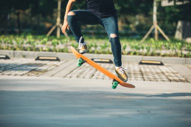 Kaykaycı sakteboarding otopark üzerinde inage kırpılmış