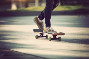 Kaykaycı sakteboarding otopark üzerinde inage kırpılmış