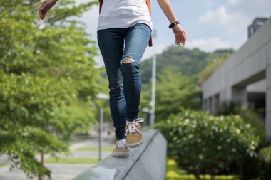 City bir kentsel inşaat duvar kenarında yürüyen genç kadın