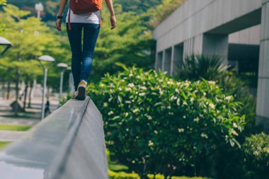 City bir kentsel inşaat duvar kenarında yürüyen genç kadın