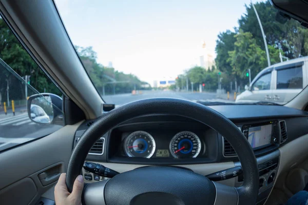 Image Recadrée Une Jeune Femme Conduisant Une Voiture Dans Rue — Photo