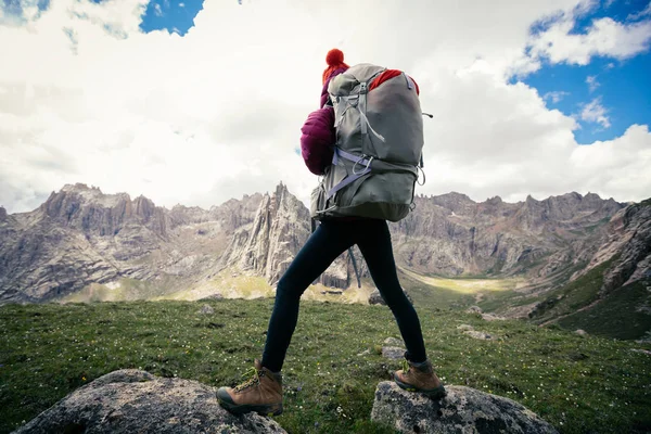 Kobieta Turysta Plecak Pieszych Dużych Wysokościach Gór — Zdjęcie stockowe