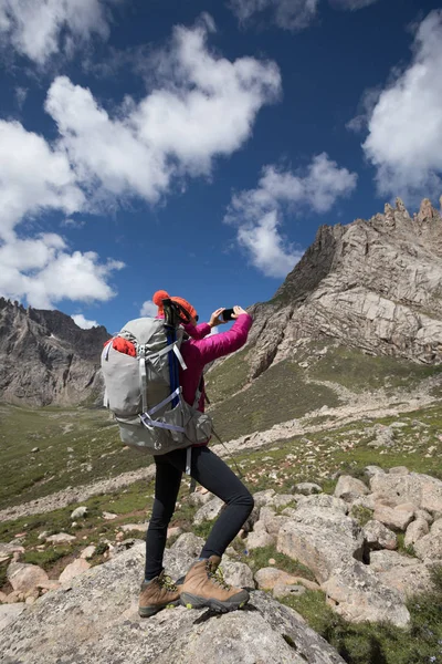 Woman Hiker Backpack Hiking High Altitude Mountains — Stock Photo, Image