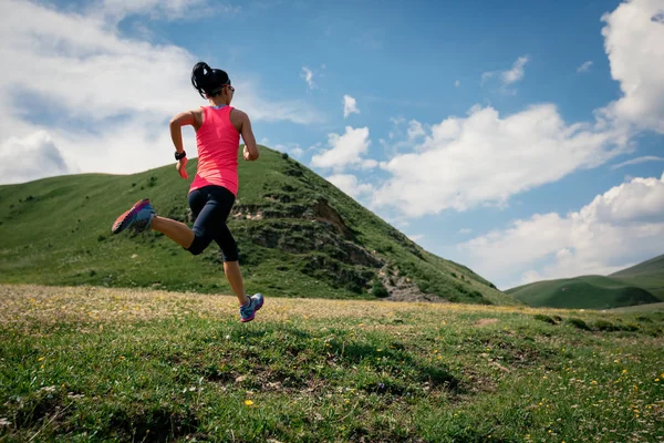年轻健身妇女赛跑者奔跑草原足迹 — 图库照片