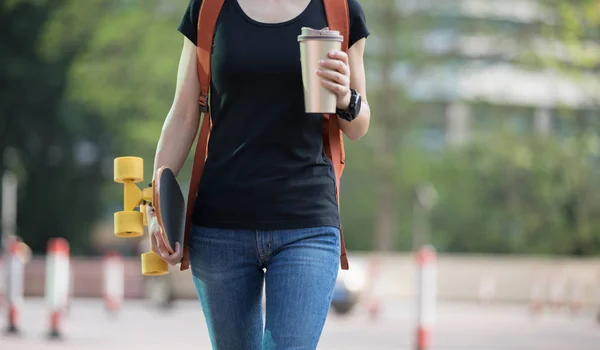 Vrouw Lopen Met Skateboard Koffie Kopje Stad Straat — Stockfoto