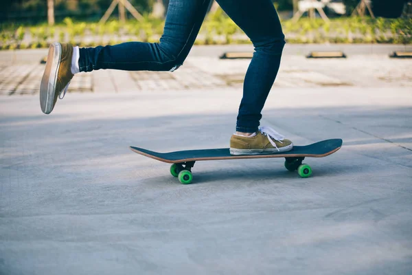 Bijgesneden Inage Van Skateboarder Sakteboarding Parkeerplaats — Stockfoto