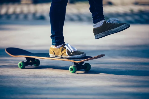 Entradas Recortadas Skateboarder Sakteboarding Estacionamiento — Foto de Stock