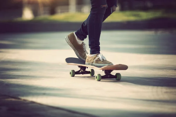 Bijgesneden Inage Van Skateboarder Sakteboarding Parkeerplaats — Stockfoto