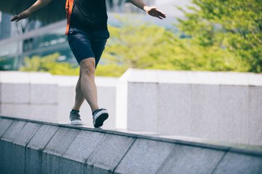 City bir kentsel inşaat duvar kenarında yürüyen kadın