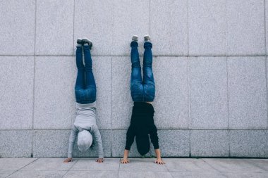 İki kadın hipsters amut City duvara yapıyor