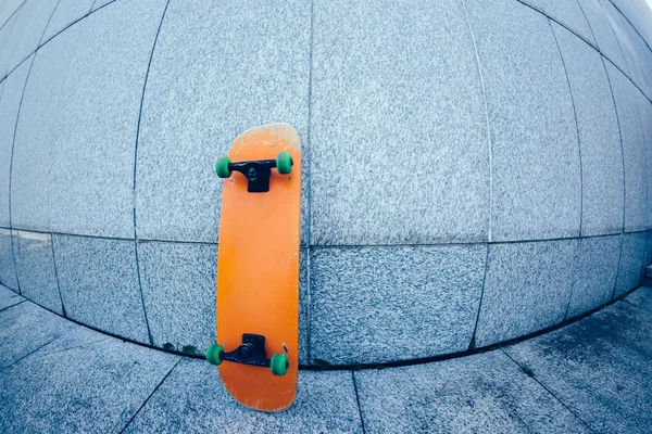 Skate Contra Parede Concreto Cinza — Fotografia de Stock