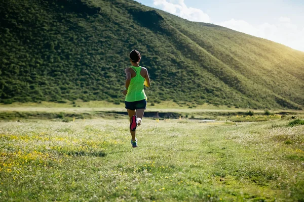 Young Woman Running Green Meadow — Stock Photo, Image