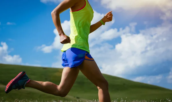 Young Woman Running Green Meadow — Stock Photo, Image