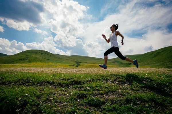 Corredor Joven Fitness Mujer Corriendo Sendero Pastizales — Foto de Stock