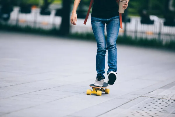 Mulher Skate Com Xícara Café Mão Rua Cidade — Fotografia de Stock