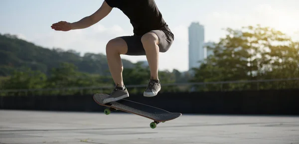 Jeune Skateboarder Pratiquant Dans Rue Ville — Photo