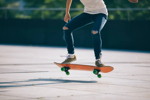 Giovane Skateboarder Che Pratica Strada — Foto Stock