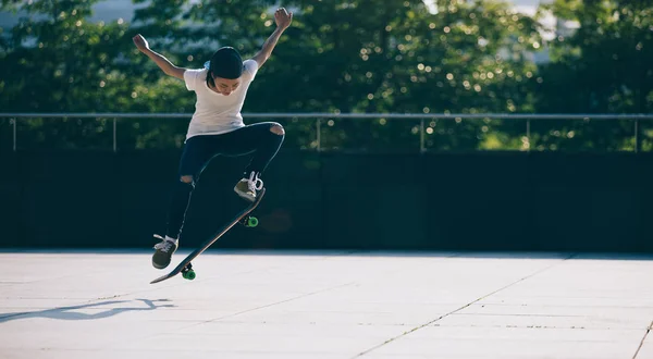 Jonge Skateboarder Beoefenen City Straat — Stockfoto