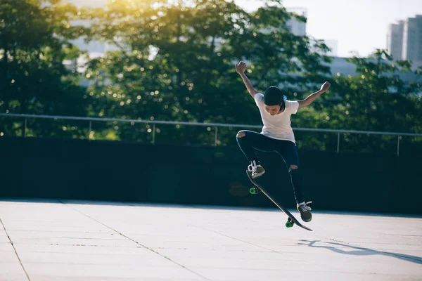 Young Skateboarder Practicing City Street — Stock Photo, Image