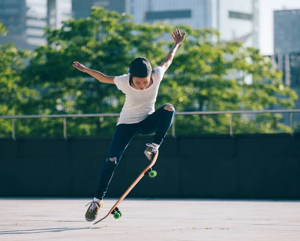 Junge Skateboarder Üben Der Stadtstraße — Stockfoto