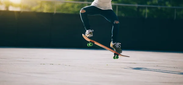 Młody Skater Praktykujących Ulicy Miasta — Zdjęcie stockowe