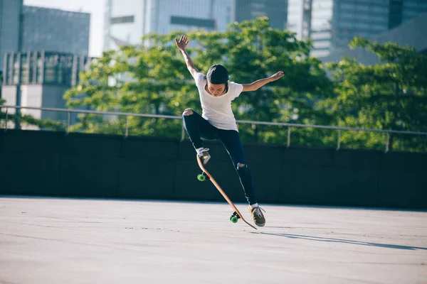Jonge Skateboarder Beoefenen City Straat — Stockfoto