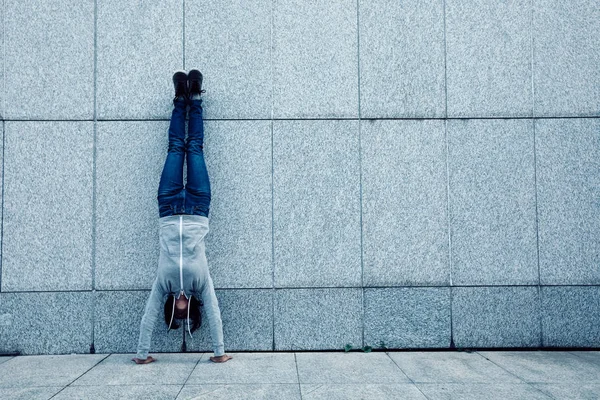 Hipster Feminino Fazendo Suporte Mão Contra Parede — Fotografia de Stock