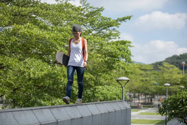 Jeune Femme Marchant Sur Bord Mur Bâtiment Urbain Ville — Photo